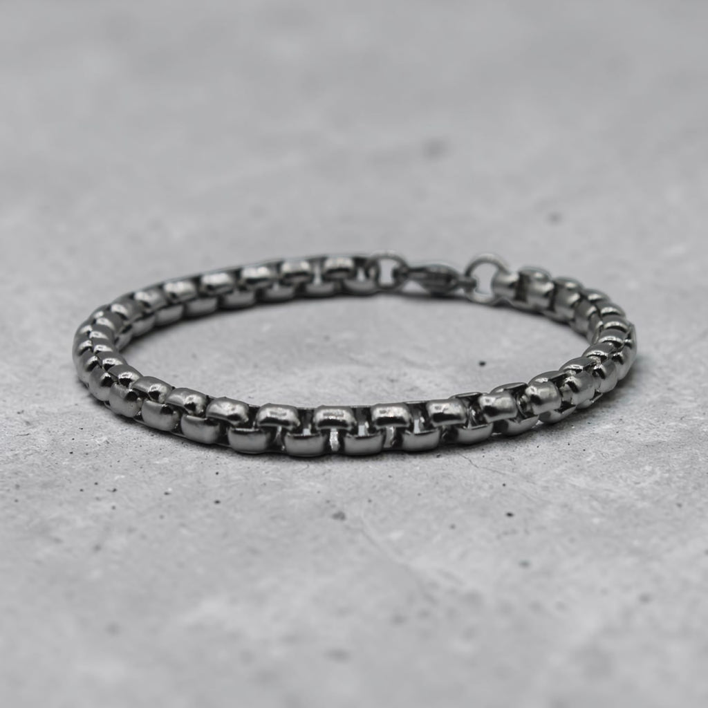 Box chain bracelet in polished silver
