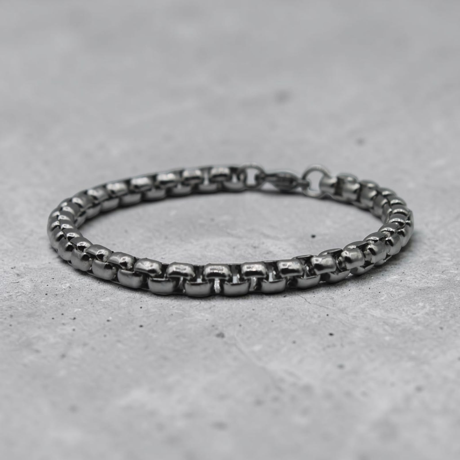 Box chain bracelet in polished silver