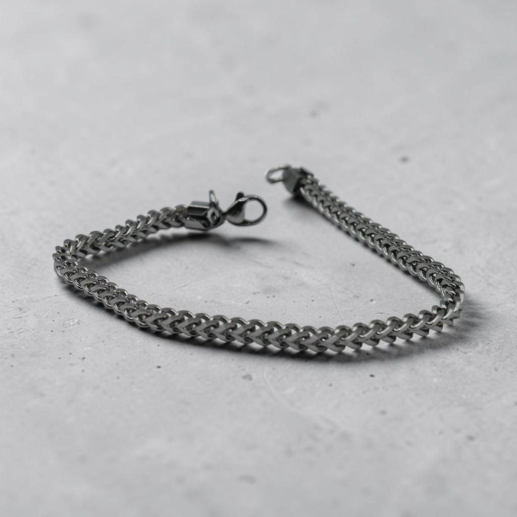 Franco chain bracelet in silver on a concrete surface